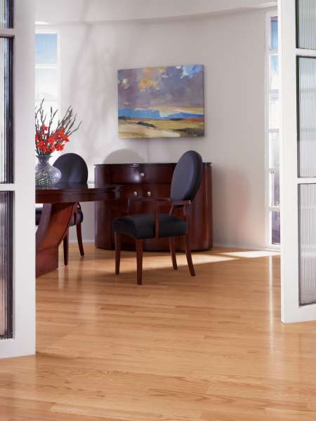Red Oak flooring has pink tones with hues of red, a practical choice for homeowners with its strength & durability.